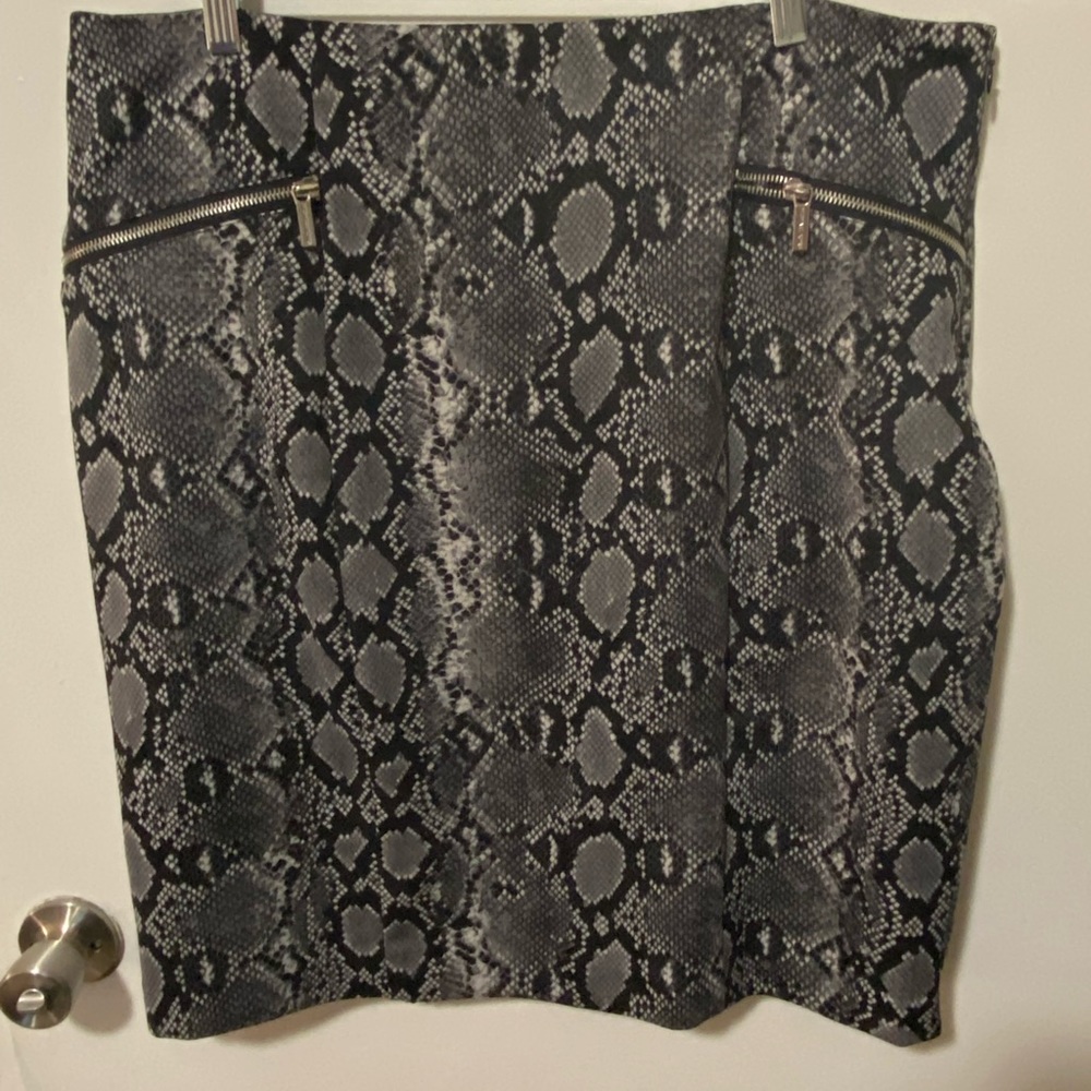Gray snake print skirt